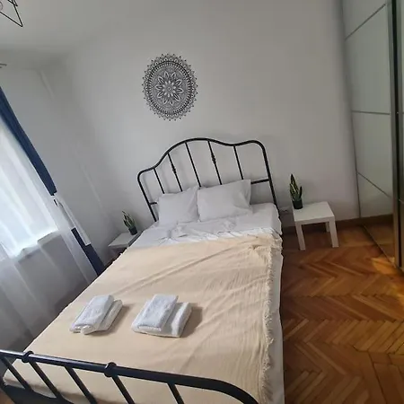 Апартаменти 2 Bdrm At Parliament Palace