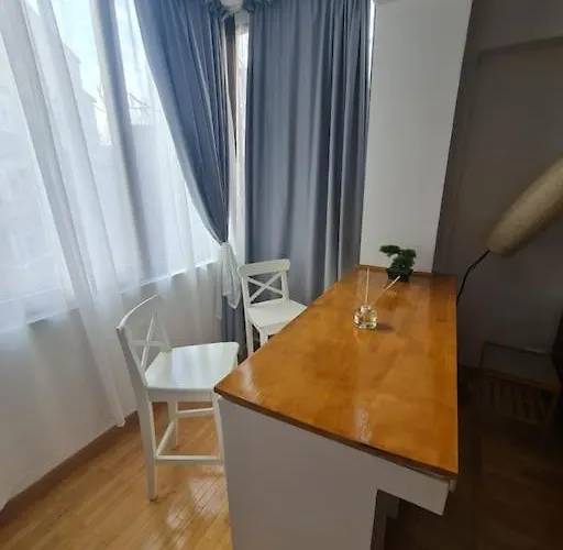 2 Bdrm At Parliament Palace Appartement